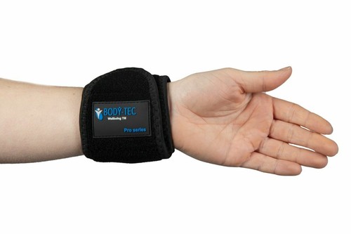Self heating wrist support - self,